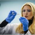 Internetul nu se mai satura de ras dupa ce Ivanka Trump a pozat ca om de stiinta - GALERIE FOTO