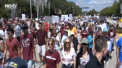 Protest masiv in SUA. Sute de mii de oameni, majoritatea tineri, au marsaluit in 800 de orase americane si din lume pentru a le cere politicienilor sa inaspreasca regimul armelor - VIDEO