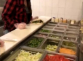 Un angajat al unui fast-food a fost filmat in timp ce scuipa in mancarea unui client - VIDEO