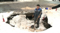 Crater imens pe o strada din capitala. Un copac aflat acolo a fost practic smuls din radacini: "Sa nu mearga masinile, pot sa se rastoarne" - VIDEO