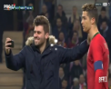 Cristiano Ronaldo, sarutat pe obraz de un suporter la meciul Portugaliei cu Olanda. Trei fani au patruns pe teren pentru a-l saluta si a face poze cu fotbalistul - VIDEO