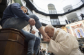 Papa Francisc a spalat picioarele unor detinuti: "Fiecare are sansa de a-si schimba viata" - VIDEO