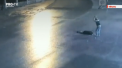 Un barbat si-a omorat iubita in bataie, in plina strada. Orbit de gelozie, individul a lovit-o cu picioarele pana a doborat-o la pamant. Intreaga scena, filmata de o camera de supraveghere - VIDEO