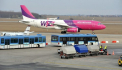 Accident pe aeroportul din Budapesta. Mai multi romani au fost raniti in urma ciocnirii a doua autobuze