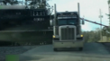 Un sofer american, la un pas de moarte. Camionul pe care il conducea a ramas blocat pe o linie de cale ferata si a fost spulberat de un tren. Cum a fost salvat conducatorul auto - VIDEO