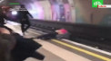 O bataie iscata dintr-o gluma, a putut sa se transforme intr-o tragedie pentru doi tineri. Acestia au cazut pe sinele unui metrou in momentul in care un tren se apropia - VIDEO