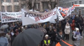 Mai multi oameni au iesit pe strazile din Riga nemultumiti de faptul ca in trei ani, in scolile din Letonia ar urma sa se predea doar in limba de stat, cea letona - VIDEO