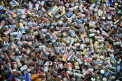 Un barbat a strans un milion de euro cu ajutorul masinilor de reciclare a sticlelor
