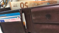 Zeci de italieni cer numarul de telefon al moldoveanului care a gasit portofelul unui jurnalist italian si i l-a returnat, pentru a-i oferi de lucru: "Oamenii cinstiti lucreaza extrem de bine. Ai dat peste un inger" "Ar trebui sa fie presedinte"