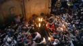 S-a aprins Lumina sfanta la Ierusalim. Focul haric este impartit clericilor si enoriasilor care apoi o raspandesc in toata lumea - VIDEO