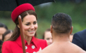Kate Middleton, intampinata de un luptator Maori, aproape gol, in timpul vizitei din Noua Zeelanda