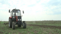 A obtinut un grant european, a cumparat din bani un tractor, iar acum este vestit in localitatea unde s-a nascut. Un tanar de 18 ani din satul Tudora isi administreaza singur propria companie in domeniu agriculturii - VIDEO