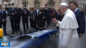 Papa Francisc a sfintit, la Vatican, o masina speciala - un automobil electric pentru cursele de Formula E. Asa cum masina nu merge singura, a venit la pachet cu piloti - VIDEO