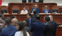 Incident neplacut pentru premierul Albaniei. Acesta a fost improscat cu oua si faina de mai multi deputati in Parlament - VIDEO