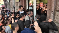 Capitala Armeniei fierbe deja de 4 zile. Aproape 50 de persoane au fost ranite in urma protestelor violente, izbucnite dupa ce fostul presedinte al tarii a fost propus pentru postul de premier - VIDEO