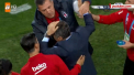 Haos total in derby-ul orasului Istanbul, dintre Fenerbahce si Besiktas. Antrenorul oaspetilor a fost lovit in cap de un obiect aruncat din tribune - VIDEO
