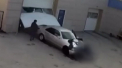 Accident tragic in Rusia. O femeie a murit, iar alta a fost ranita dupa ce angajatul unei spalatorii auto, a urcat la volanul unui Mercedes, a apasat pe acceleratie si a trecut cu masina peste ele - VIDEO