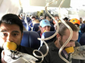Aproape toti pasagerii avionului care si-a pierdut marti un motor si-au pus gresit mastile de oxigen