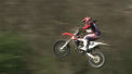 Viteza si vuiet de motoare, pe traseul de la Schinoasa. Zeci de sportivi moldoveni s-au pregatit de startul sezonului de motocross: "E dificil, lunecos" - VIDEO