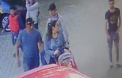 Cum sustrag trei barbati telefonul unei mame care isi plimba copilul in carucior, in Cluj - VIDEO