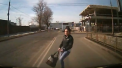 Momentul socant in care o tanara din Rusia se arunca in fata unei masini - VIDEO