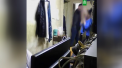 Un barbat din Saratov, suparat ca angajatele dispeceratului unei firme de taxi i-au vorbit urat la telefon, a decis sa se razbune. Insa a dat buzna in biroul altei companii si le-a luat la pumni pe doua femei - VIDEO