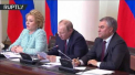 Reactia lui Putin dupa ce s-a chinuit sa citeasca ce a scris pe o foaie: "zici ca am scris ca gaina cu labele". A ras toata sala - VIDEO