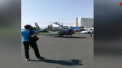 Un DJ grec a aterizat cu un elicopter in parcarea unui club de pe litoralul romanesc, iar la scurt timp dupa ce aparatul de zbor a ajuns la sol, o rafala de vant l-a ridicat - VIDEO