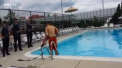 Un polonez care a incercat sa se sinucida intr-o piscina din SUA a dat in judecata politistii si salvamarii care nu au intervenit la timp. Incidentul a fost filmat si va servi drept proba in dosar - VIDEO
