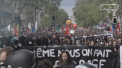 Mai multe grupuri anarhiste din Franta au marsaluit impotriva reformelor muncii din sectorul public. Au incendiat masini si cladiri, iar politia a raspuns cu gaze lacrimogene si tunuri cu apa - VIDEO