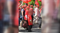 Fotografia in care apare un baietel in tricou rosu pana la genunchi, incaltat in slapi cu cateva marimi mai mari, la marsul socialistilor, a devenit virala pe internet. Ceban: "Eu de mic copil am mers la marsurile organizate" - FOTO