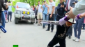 La doar cinci ani, a dat dovada de o forta supraumana pe care nici unii maturi nu o au. Un baietel din Kargastan a uimit o lume intreaga dupa ce a tras o masina off-road de tocmai 3 tone - VIDEO