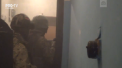 Retinere ca in filme in orasul rus Nijnii Novgorod. Un individ a fost impuscat mortal dupa ce s-a baricadat intr-un apartament, a deschis focul asupra mascatilor care incercau sa-l retina - VIDEO