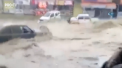 Scene de groaza in Turcia. O ploaie torentiala a luat pe sus sute de masini si camioane, iar zeci de soferi au fost prinsi in apele involburate - VIDEO