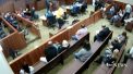 Un detinut din SUA a incercat sa fuga, fiind incatusat, din sala de judecata, insa, ghinion - a cazut de la etajul doi si s-a lovit cu capul de podea - VIDEO