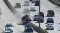 Scene parca rupte din filme cu casadorii pe o autostrada din SUA. Un sofer beat a pierdut controlul volanului si s-a catarat cu masina pe un parapet care desparte sensurile de mers. Ce a urmat - VIDEO