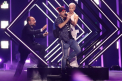 Incident la Eurovision: Un barbat a urcat pe scena si i-a luat microfonul reprezentantei UK - VIDEO