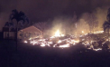 Filmare timelapse cu lava fierbinte din Hawaii in timp ce invadeaza o curte si o casa - VIDEO