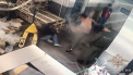 Imagini care va pot afecta emotional au fost surprinse intr-un magazin din Moscova. Un cumparator a fost batut fara mila de un paznic