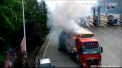 Un camion incarcat cu marfa a luat foc pe o autostrada din China