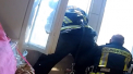 Un pompier din Letonia a dat dovada de o indemanare si o putere deosebita: a prins un barbat care a incercat sa-si puna capat zilelor