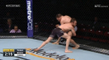 O miscare gresita i-a jucat festa. Un luptator american din UFC a incercat sa-l arunce pe adversar, dar s-a lovit la aterizare - VIDEO