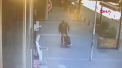 Asa ceva vezi doar in filmele de actiune. Un barbat din Turcia a fost surprins cum isi batea sotia chiar in mijlocul drumului. Ce a urmat - VIDEO