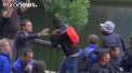 Doua tabere ale migrantilor din Paris au fost evacuate de politisti: oamenii si-au instalat corturi chiar - VIDEO