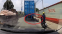 Casca l-a salvat. Un motociclist din Filipine a supravietuit in mod miraculos, dupa ce un camion de mare tonaj a trecut cu rotile peste capul sau. Imagini care pot afecta emotional - VIDEO