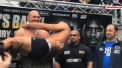 Tyson Fury a facut show la cantarul dinaintea revenirii sale in ring: si-a luat in brate rivalul dupa duelul privirilor. Cum a reactionat adversarul
