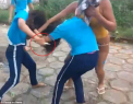 Imagini tulburatoare filmate in Brazilia. O mama a privit cum fata ei se bate cu o prietena si i-a dat un cutit. Imagini care pot afecta emotional - VIDEO