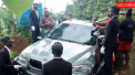 Inmormantare de lux. Motivul pentru care un barbat si-a ingropat tatal intr-un BMW nou-nout, in loc de sicriu - VIDEO