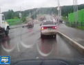 Carambol pe o sosea din Rusia. Un camion, caruia i-ar fi cedat franele a intrat cu viteza in mai multe masini care circulau regulamentar, luand pe sus cel putin 10 dintre ele - VIDEO