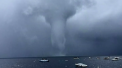 Imagini incredibile, surprinse in China, unde a plouat cu fructe de mare: furtuna insotita de o tornada a aspirat vietatile din ocean